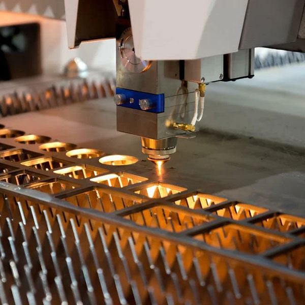 Máy cắt laser CNC có thể cắt các vật liệu kim loại và phi kim loại với độ chính xác cực cao