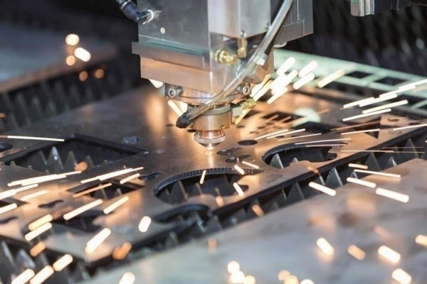 Máy cắt laser CNC có nhiều ưu điểm so với công nghệ cắt plasma kết hợp với công nghệ điều khiển số bằng máy tính CNC