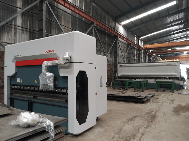 Máy chấn thủy lực CNC AD-S30135 trong quá trình lắp ráp