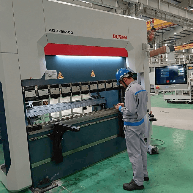 Kỹ sư kiểm tra máy chấn tôn durma AD-S khi vận hành