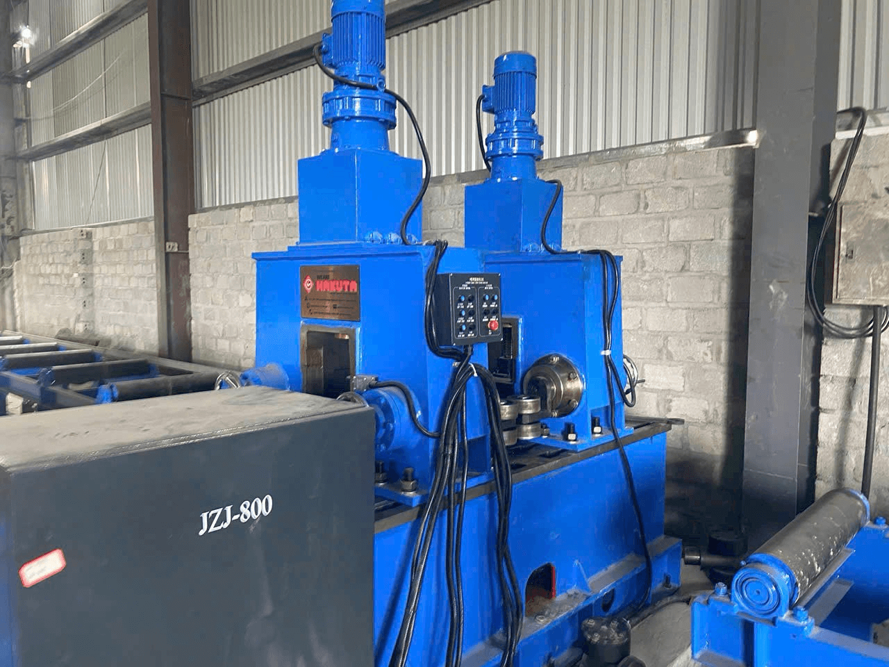 Cận cảnh máy nắn cánh dầm