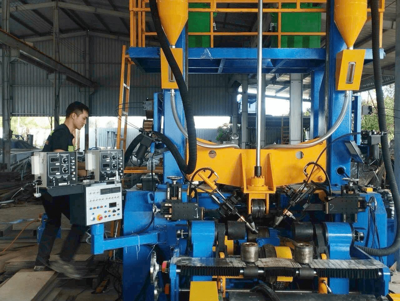 Máy hàn 3in1 đang được Hakuta kiểm tra sau khi bàn giao cho khách