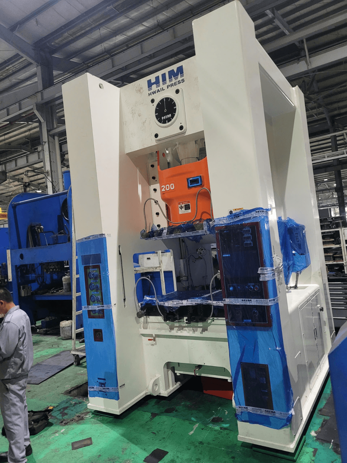 Máy dập him tại Hakuta